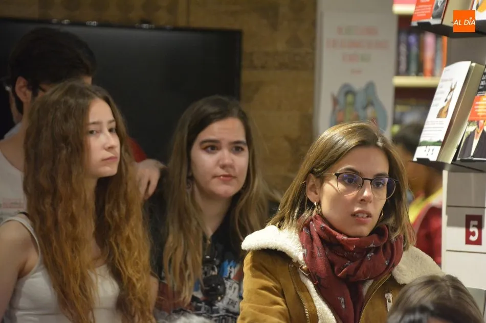 Foto 5 - Dulcinea presenta su &uacute;ltima novela en un ameno encuentro con los lectores salmantinos  