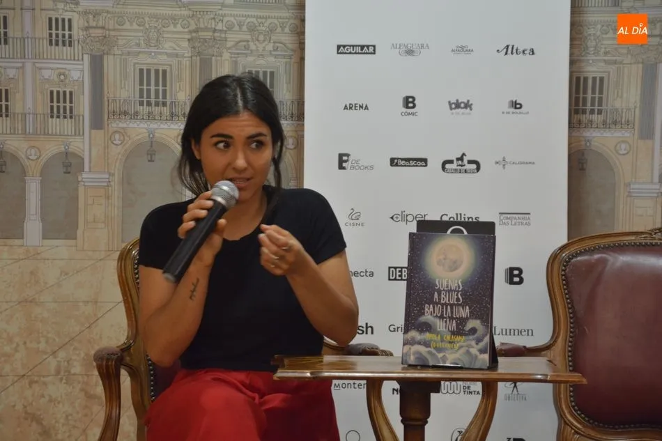 Foto 3 - Dulcinea presenta su &uacute;ltima novela en un ameno encuentro con los lectores salmantinos  