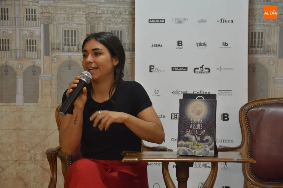 Foto 2 - Dulcinea presenta su &uacute;ltima novela en un ameno encuentro con los lectores salmantinos  