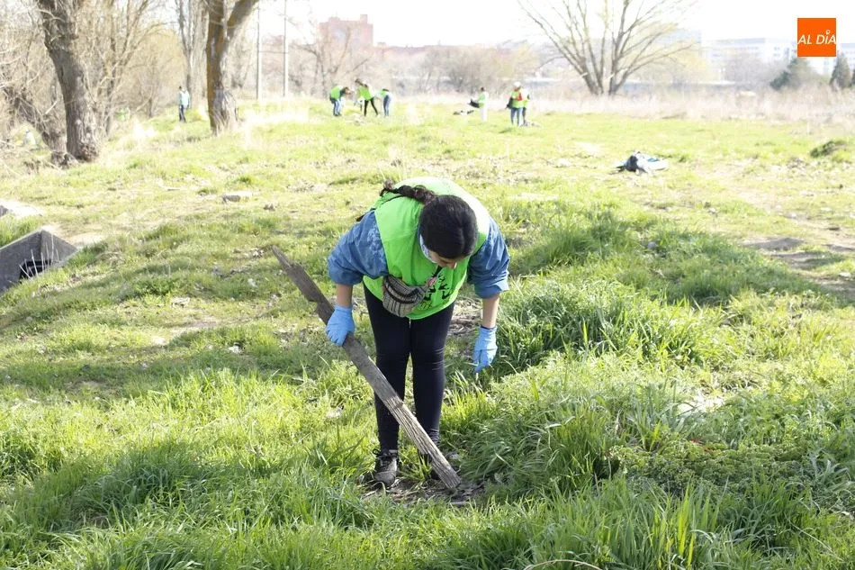 Foto 11 - Un grupo de voluntarios participa en la limpieza del r&iacute;o Tormes