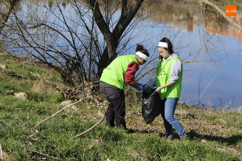 Foto 10 - Un grupo de voluntarios participa en la limpieza del r&iacute;o Tormes