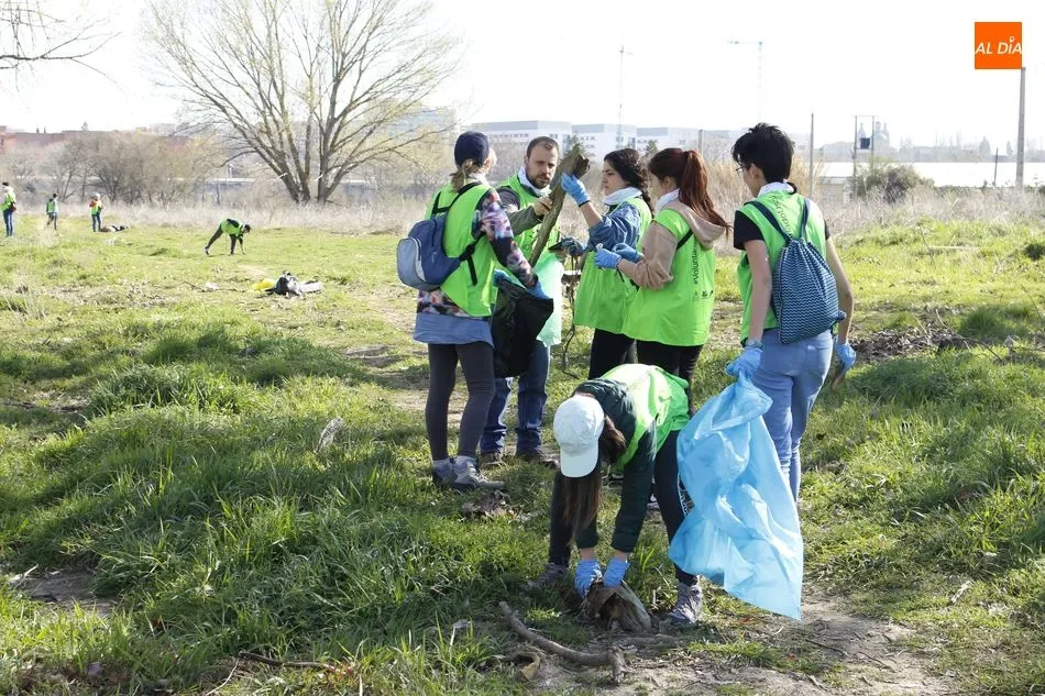 Foto 9 - Un grupo de voluntarios participa en la limpieza del r&iacute;o Tormes