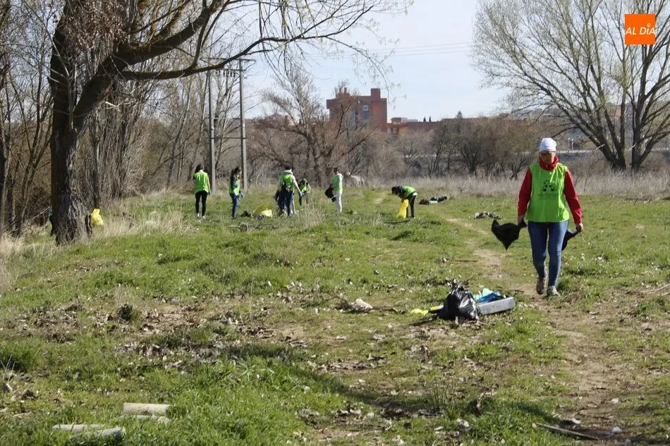 Foto 8 - Un grupo de voluntarios participa en la limpieza del r&iacute;o Tormes