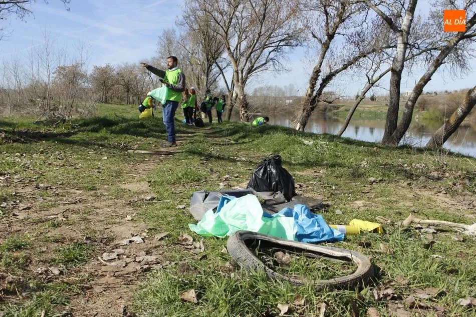 Foto 7 - Un grupo de voluntarios participa en la limpieza del r&iacute;o Tormes
