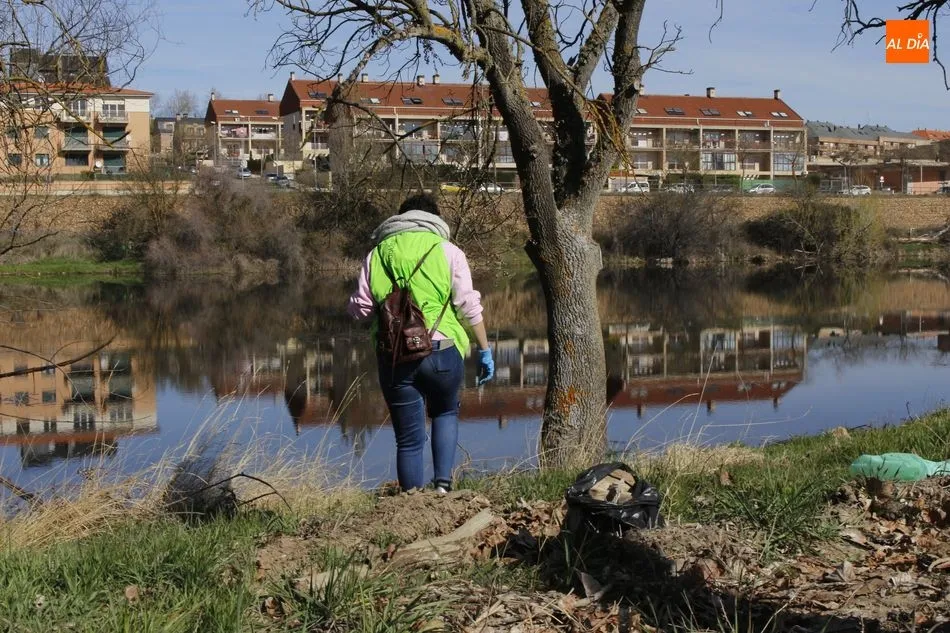 Foto 6 - Un grupo de voluntarios participa en la limpieza del r&iacute;o Tormes