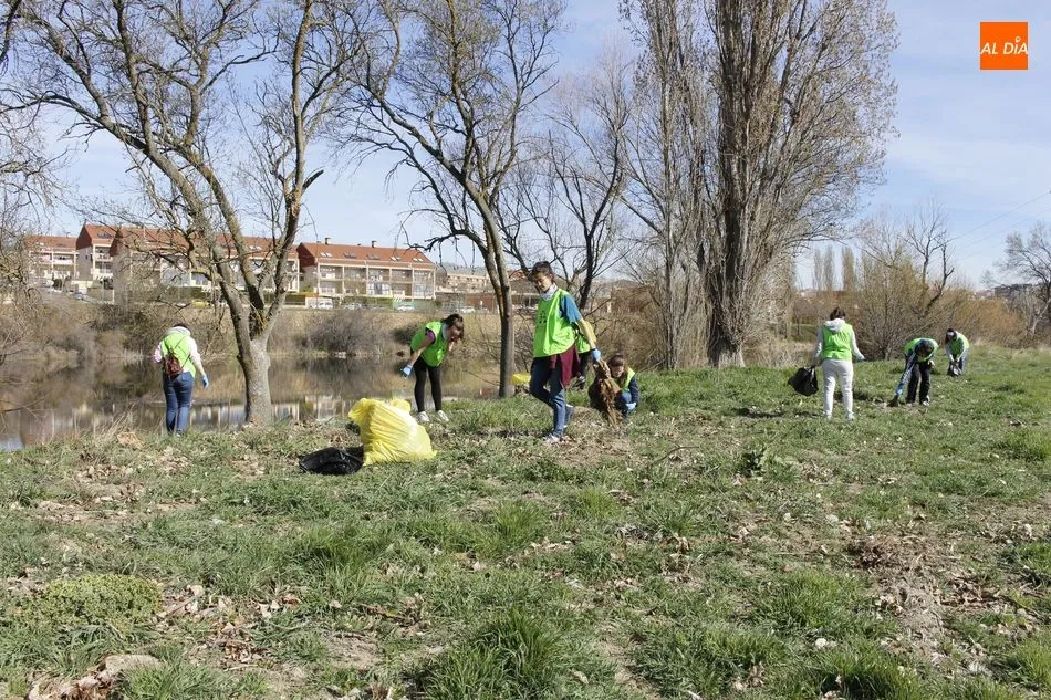Foto 4 - Un grupo de voluntarios participa en la limpieza del r&iacute;o Tormes