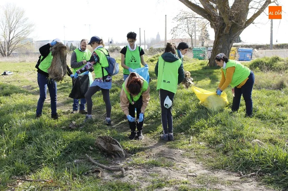 Foto 2 - Un grupo de voluntarios participa en la limpieza del r&iacute;o Tormes