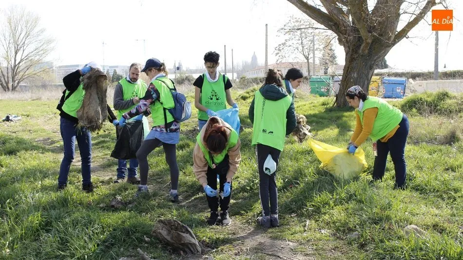 Participantes en la iniciativa de limpieza del río Tormes