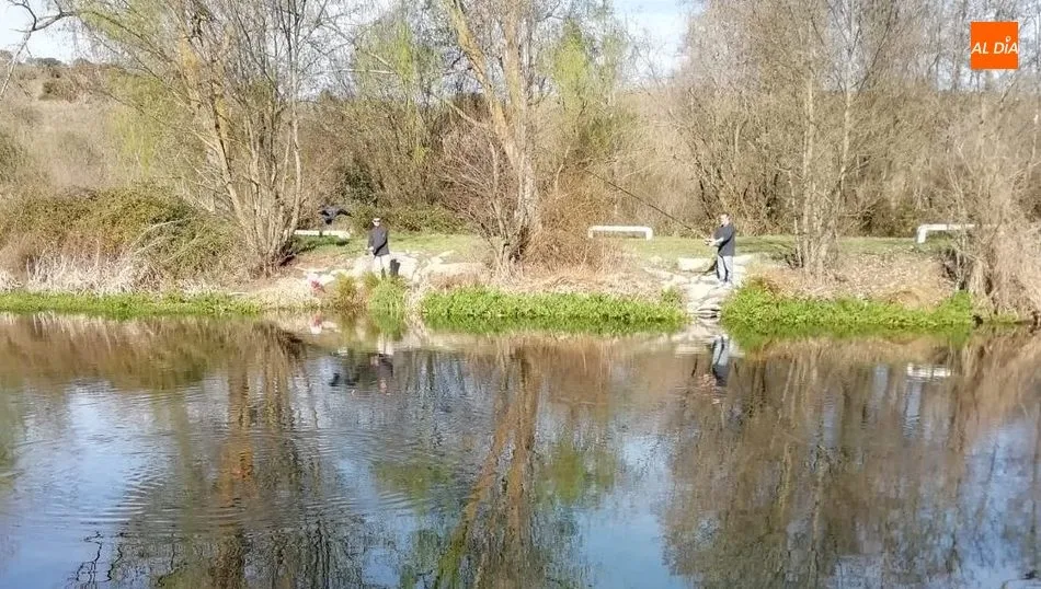 Escasos pescadores y menos truchas en un desolador inicio de la temporada truchera en el Tormes / JOSÉ IGNACIO HERNÁNDEZ