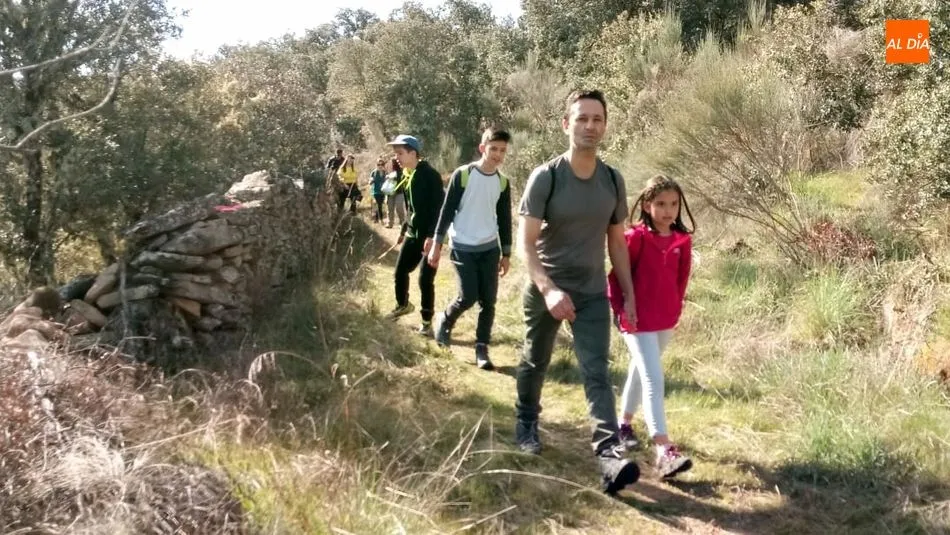 Foto 4 - M&aacute;s de 200 senderistas descubren los cachones del Berrido y La Diabla en las Arribes de Sobradillo
