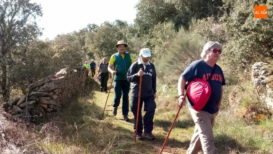 Foto 3 - M&aacute;s de 200 senderistas descubren los cachones del Berrido y La Diabla en las Arribes de Sobradillo