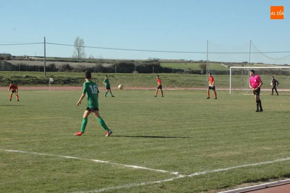 Foto 6 - Victoria de los cadetes del CDF Vitigudino frente al CD Carbajosa &lsquo;b&rsquo; por 4-0  