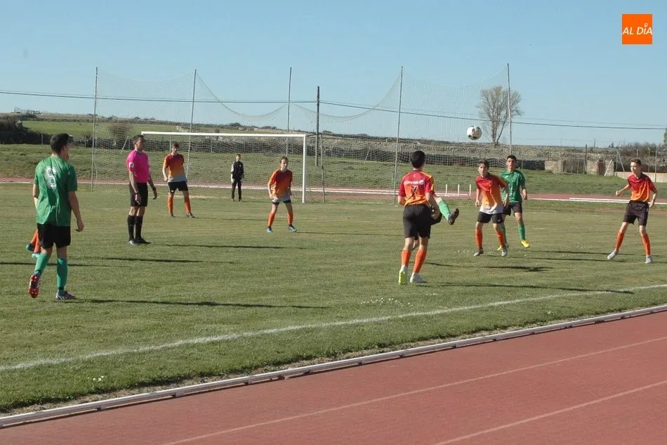 Foto 4 - Victoria de los cadetes del CDF Vitigudino frente al CD Carbajosa &lsquo;b&rsquo; por 4-0  