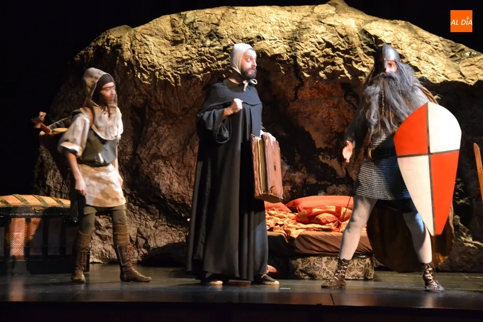 Foto 11 - Divertid&iacute;simo repaso con Teatro At&oacute;pico a la historia de Castilla de la mano de Juana La Loca  