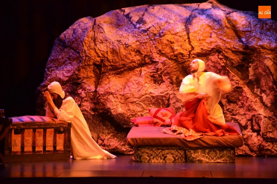 Foto 9 - Divertid&iacute;simo repaso con Teatro At&oacute;pico a la historia de Castilla de la mano de Juana La Loca  