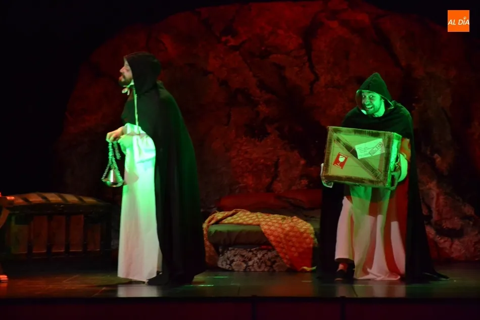 Foto 6 - Divertid&iacute;simo repaso con Teatro At&oacute;pico a la historia de Castilla de la mano de Juana La Loca  