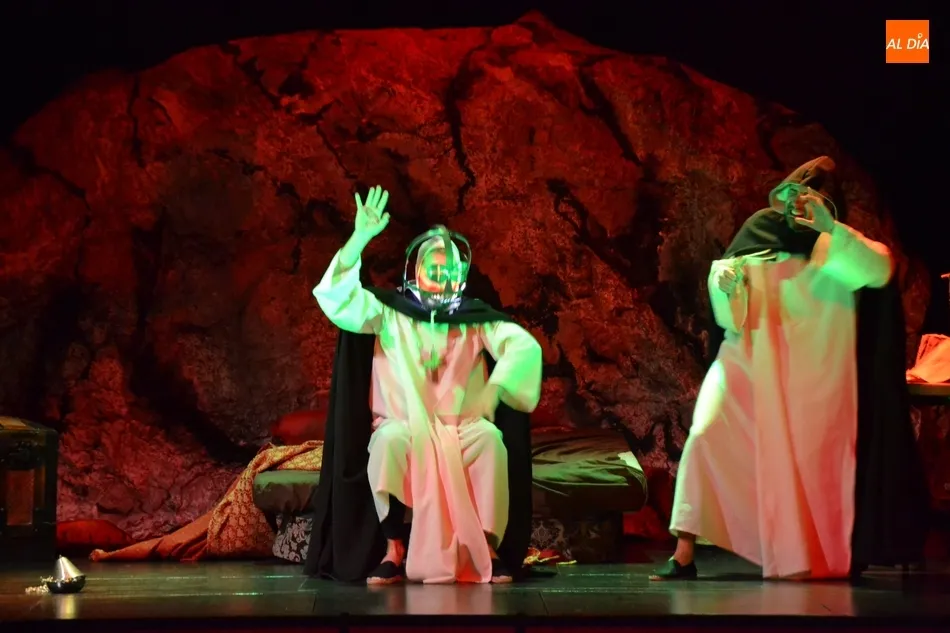 Foto 5 - Divertid&iacute;simo repaso con Teatro At&oacute;pico a la historia de Castilla de la mano de Juana La Loca  