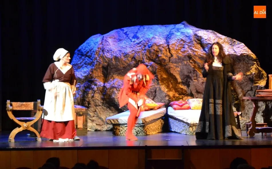 Foto 4 - Divertid&iacute;simo repaso con Teatro At&oacute;pico a la historia de Castilla de la mano de Juana La Loca  