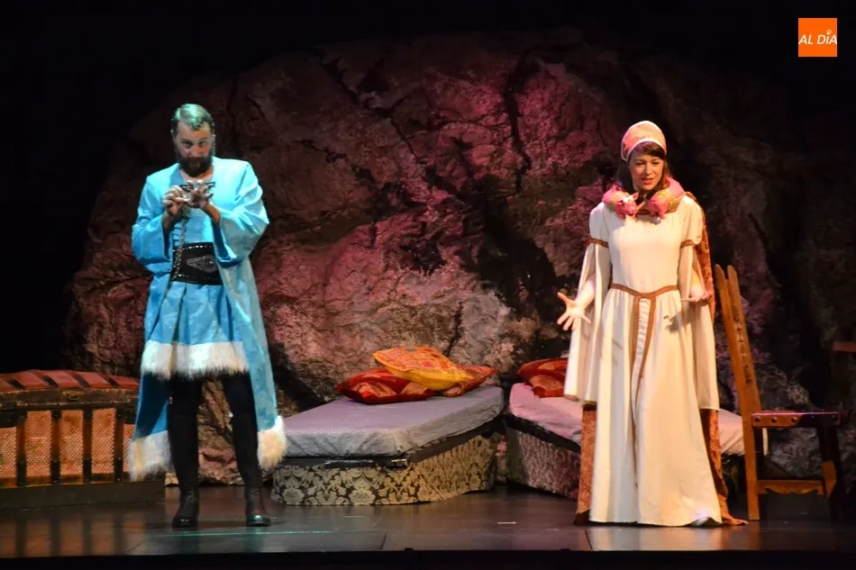 Foto 3 - Divertid&iacute;simo repaso con Teatro At&oacute;pico a la historia de Castilla de la mano de Juana La Loca  