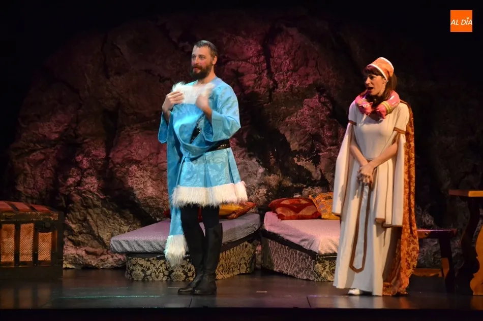 Foto 2 - Divertid&iacute;simo repaso con Teatro At&oacute;pico a la historia de Castilla de la mano de Juana La Loca  