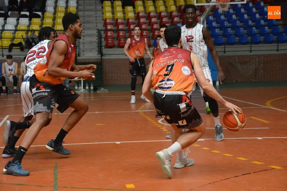 Foto 10 - Tercera victoria consecutiva del Aquimisa Carbajosa en un entretenido duelo (93-86)  