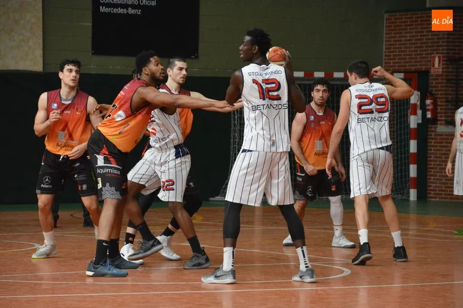 Foto 9 - Tercera victoria consecutiva del Aquimisa Carbajosa en un entretenido duelo (93-86)  