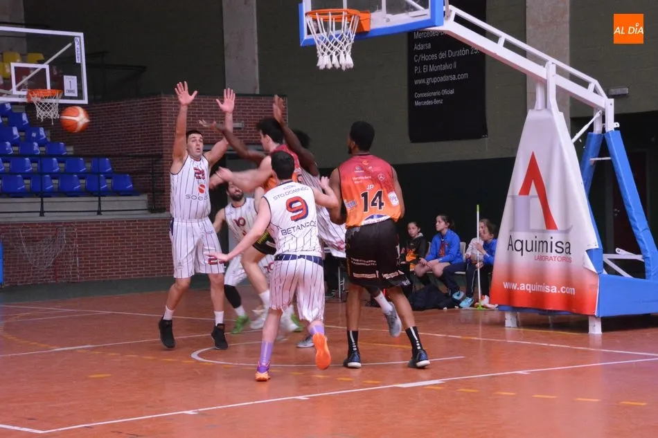 Foto 6 - Tercera victoria consecutiva del Aquimisa Carbajosa en un entretenido duelo (93-86)  