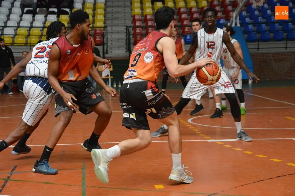 Foto 5 - Tercera victoria consecutiva del Aquimisa Carbajosa en un entretenido duelo (93-86)  