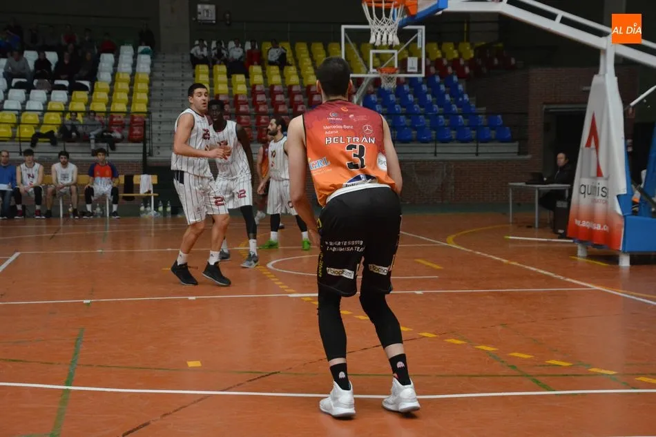 Foto 4 - Tercera victoria consecutiva del Aquimisa Carbajosa en un entretenido duelo (93-86)  