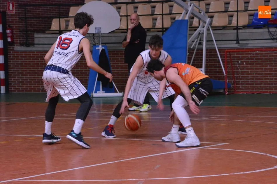 Foto 2 - Tercera victoria consecutiva del Aquimisa Carbajosa en un entretenido duelo (93-86)  