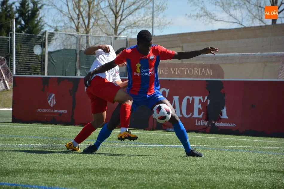 Foto 6 - El Santa Marta derrota al Extremadura y deja la permanencia muy cerca (2-1)