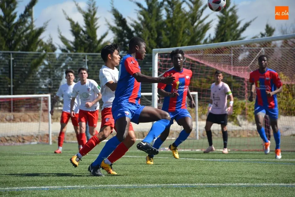Foto 3 - El Santa Marta derrota al Extremadura y deja la permanencia muy cerca (2-1)