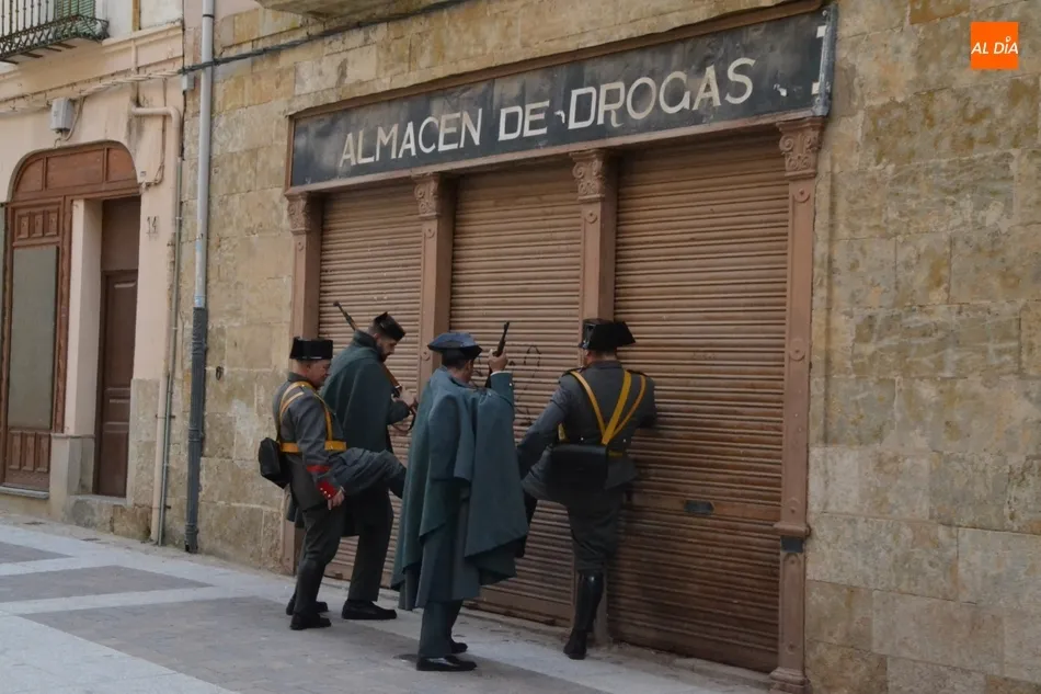 La Guardia Civil intenta acabar con el Almacén de Drogas en el cierre de la recreación de 1944  