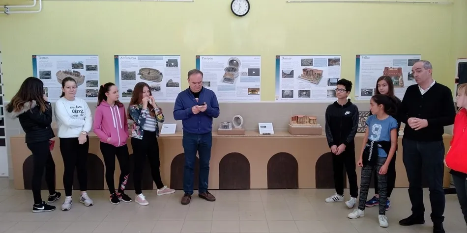 El profesor Fernando Pablos y los alumnos de cultura clásica inauguran la exposición