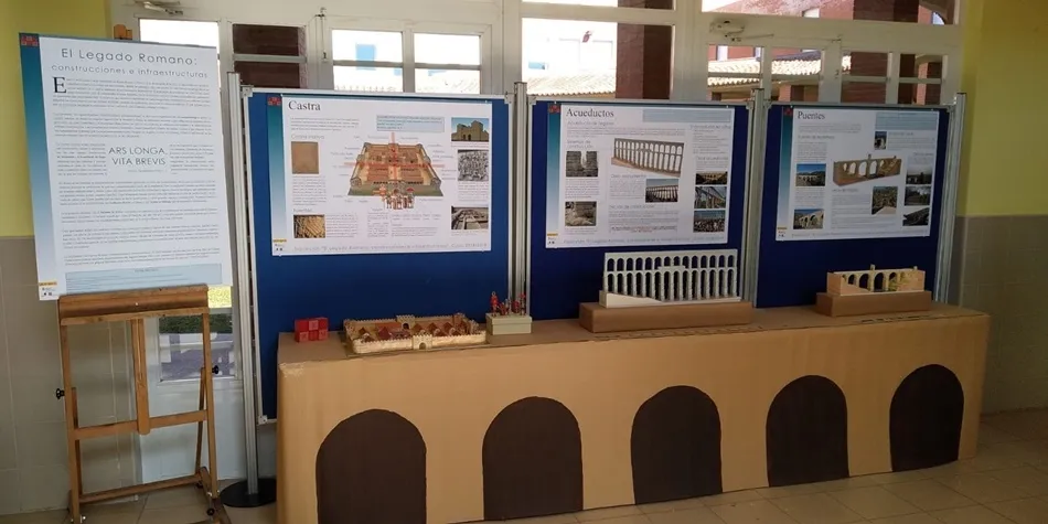 Foto 5 - La arquitectura romana protagoniza una exposici&oacute;n en el IES Senara