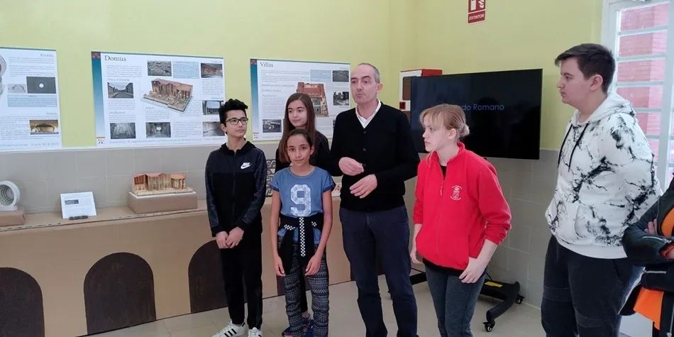 Foto 3 - La arquitectura romana protagoniza una exposici&oacute;n en el IES Senara