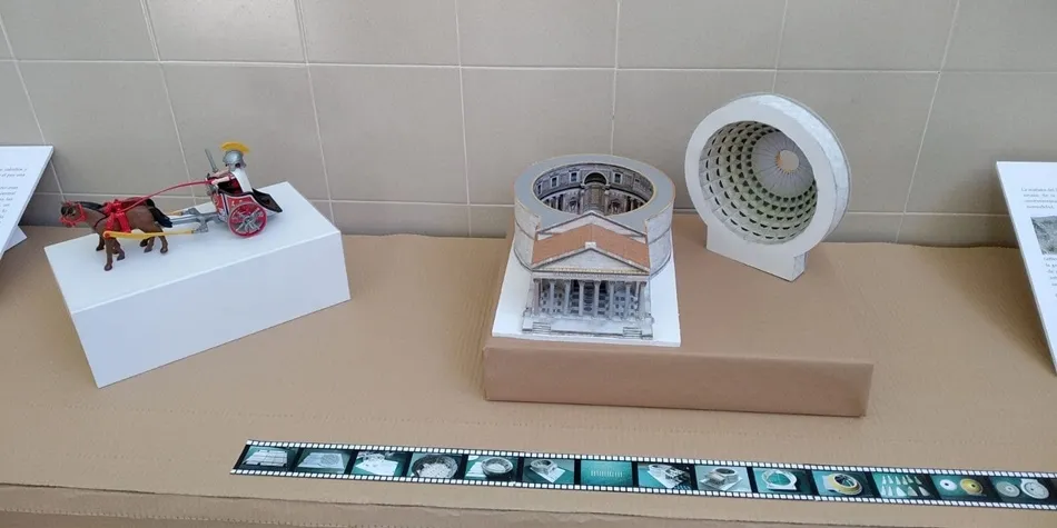 Foto 2 - La arquitectura romana protagoniza una exposici&oacute;n en el IES Senara