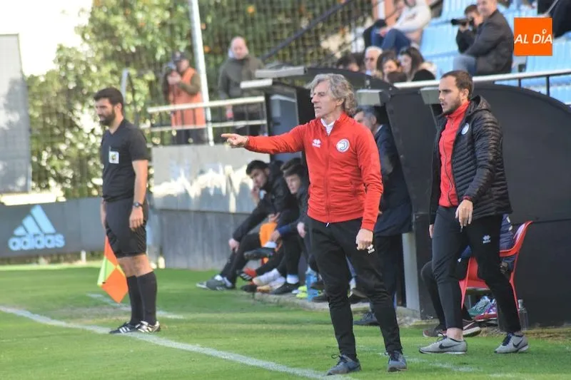Roberto Aguirre durante el partido / José Luis Cotobal