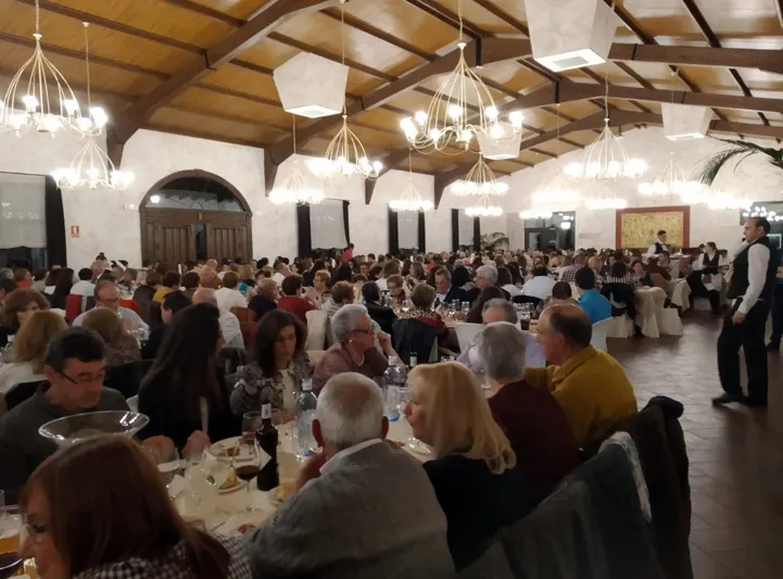 Foto 9 - M&aacute;s 500 personas muestran su solidaridad y apoyo a la AECC durante su cena ben&eacute;fica en Pe&ntilde;aranda