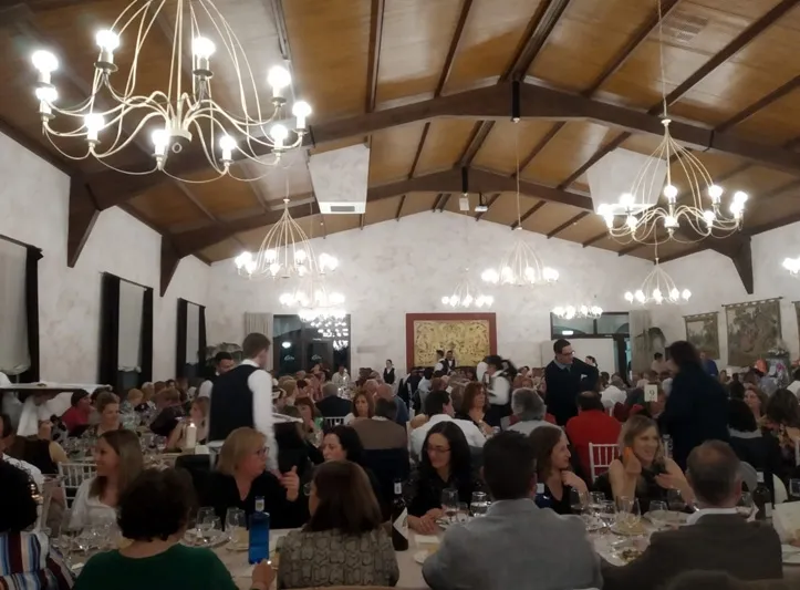 Foto 6 - M&aacute;s 500 personas muestran su solidaridad y apoyo a la AECC durante su cena ben&eacute;fica en Pe&ntilde;aranda