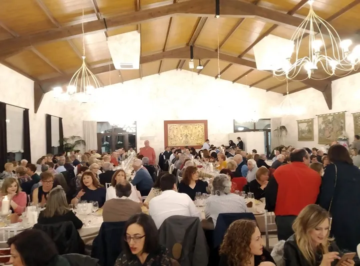 Foto 4 - M&aacute;s 500 personas muestran su solidaridad y apoyo a la AECC durante su cena ben&eacute;fica en Pe&ntilde;aranda
