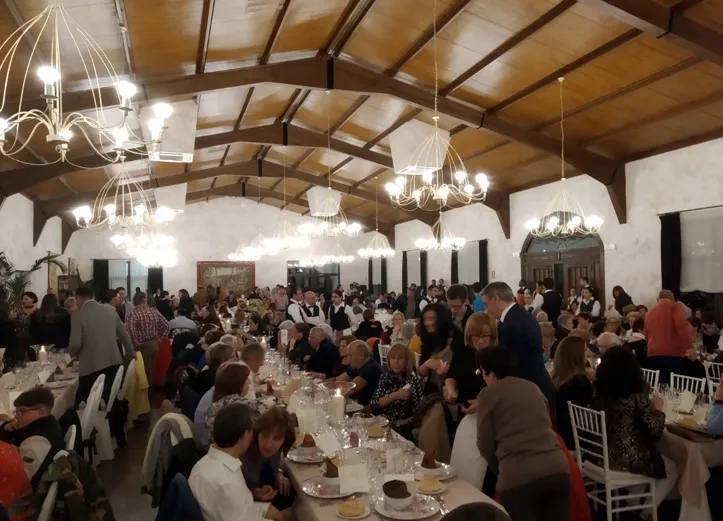 Foto 3 - M&aacute;s 500 personas muestran su solidaridad y apoyo a la AECC durante su cena ben&eacute;fica en Pe&ntilde;aranda