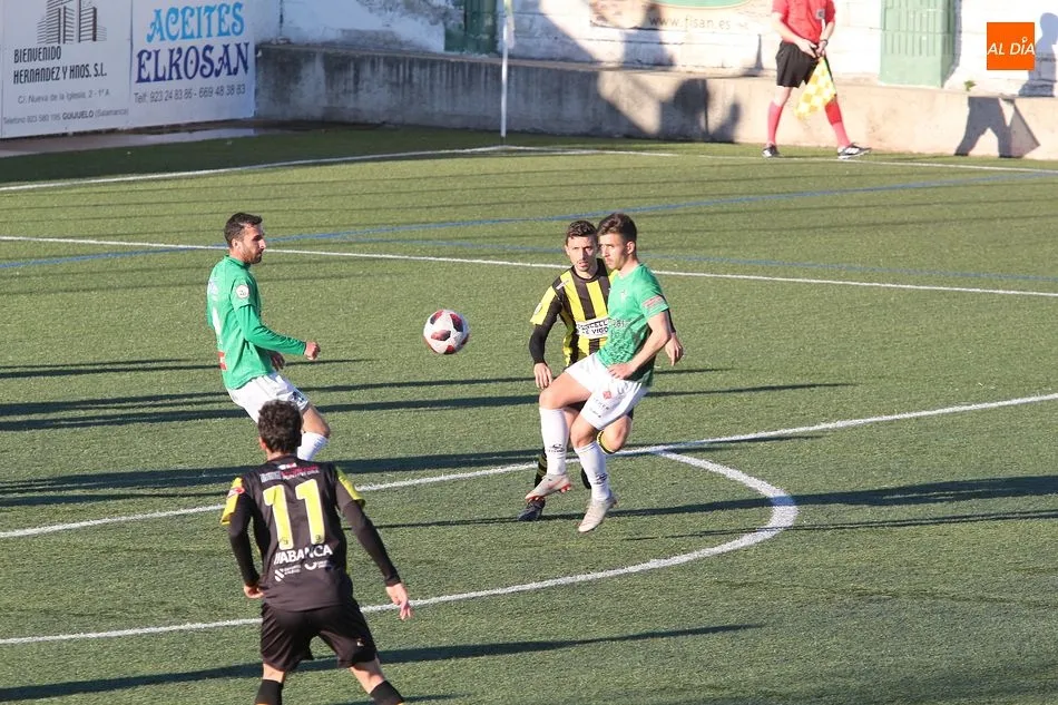 Foto 10 - El CD Guijuelo no brilla ante el R&aacute;pido de Bouzas y gana por la m&iacute;nima (1-0)