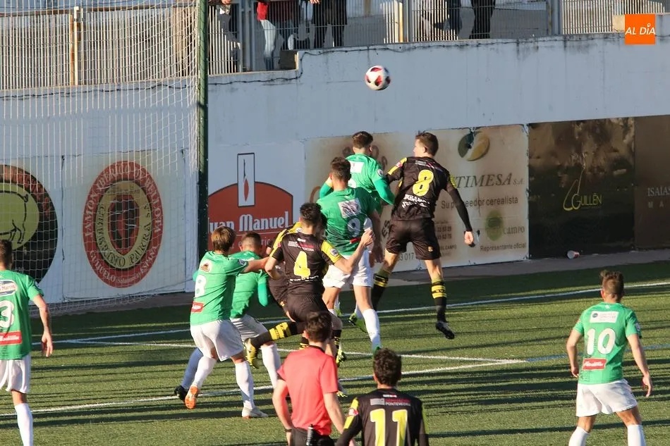 Foto 9 - El CD Guijuelo no brilla ante el R&aacute;pido de Bouzas y gana por la m&iacute;nima (1-0)