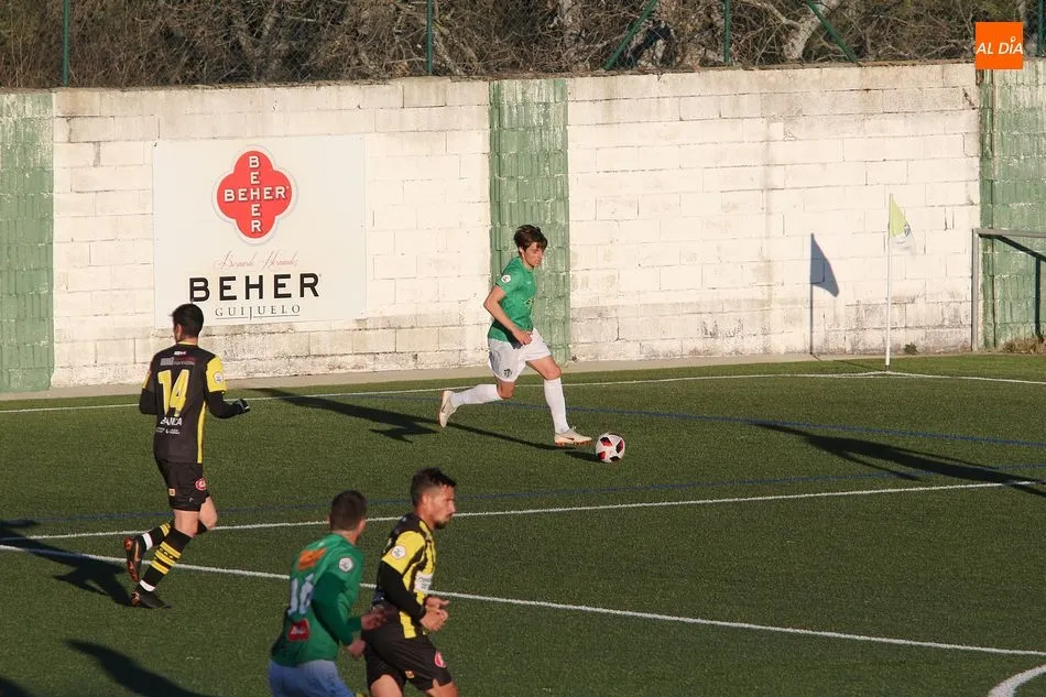 Foto 6 - El CD Guijuelo no brilla ante el R&aacute;pido de Bouzas y gana por la m&iacute;nima (1-0)
