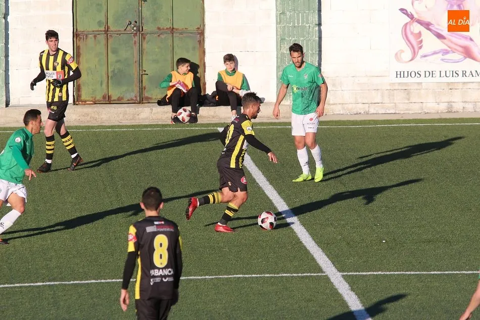 Foto 5 - El CD Guijuelo no brilla ante el R&aacute;pido de Bouzas y gana por la m&iacute;nima (1-0)