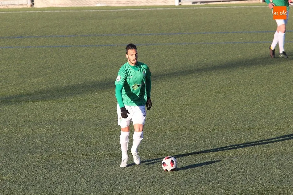 Foto 2 - El CD Guijuelo no brilla ante el R&aacute;pido de Bouzas y gana por la m&iacute;nima (1-0)