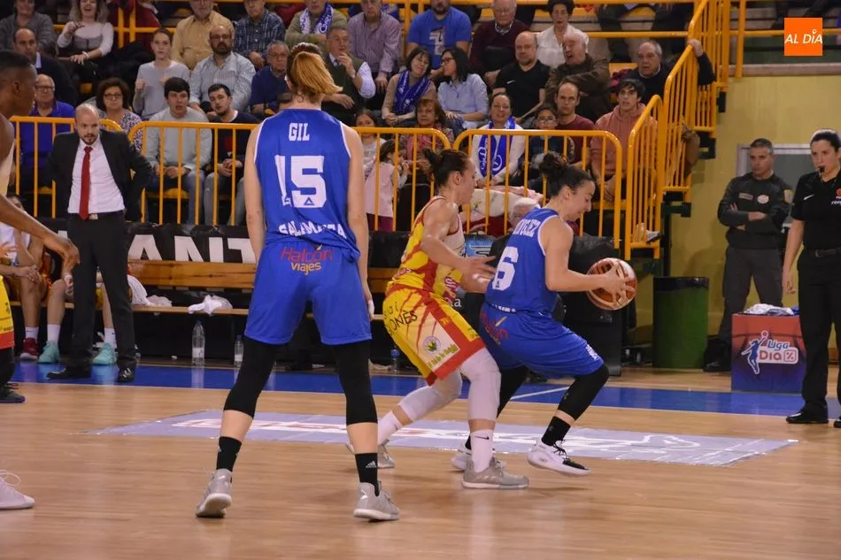 Foto 9 - Perfumer&iacute;as Avenida olvida la eliminaci&oacute;n europea arrollando a Uni Girona (80-53)
