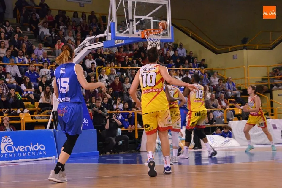 Foto 2 - Perfumer&iacute;as Avenida olvida la eliminaci&oacute;n europea arrollando a Uni Girona (80-53)
