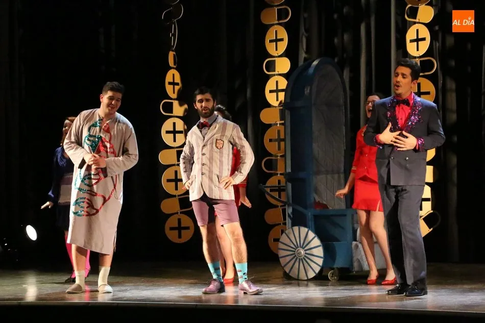 Foto 3 - El grupo de la UC3M pone un excelente broche al XXXII Certamen Nacional de Teatro de Vitigudino  